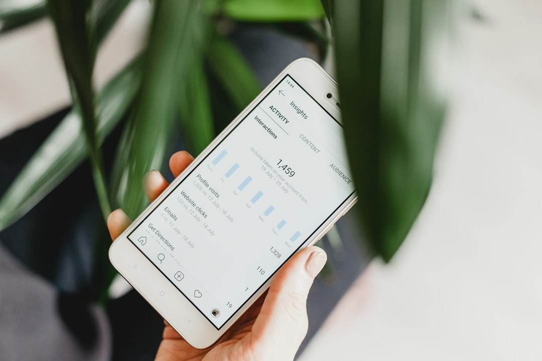 スマートフォンで植物の通販サイトを見ている手元